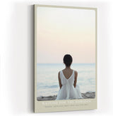 Paul Sinus Wandbild in 40x60cm Waiting for the Horizon – Frau in weißem Kleid am Strand mit Blick auf das Meer bei sanftem Sonnenuntergang