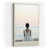 Paul Sinus Wandbild in 40x60cm Waiting for the Horizon – Frau in weißem Kleid am Strand mit Blick auf das Meer bei sanftem Sonnenuntergang