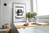 Paul Sinus Poster/Leinwandbild/Rahmenoption Lustiges Fliegenbild – Witzige Klo-Deko fürs Gäste-WC – Perfekt für Humorvolle