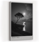 Paul Sinus Wandbild in 40x60cm Moon Tree – stimmungsvolle Schwarz-Weiß-Landschaft mit Baum am Ufer im Mondlicht