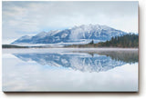Sinus Art Wandbild 120x80cm Ruhige Alpenlandschaft mit schneebedeckten Bergen und klarer Wasserfläche