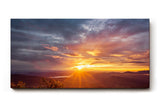 Sinus Art Wandbild 120x80cm Sonnenstrahlen brechen über eine weitläufige Hügellandschaft – beruhigend und lichtvoll