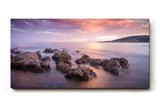 Sinus Art Wandbild 120x80cm Sanfte Wellen, Felsen im Wasser und ein farbintensiver Abendhimmel schaffen Harmonie und Weite