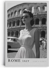 Paul Sinus Leinwandbild 40x60cm Leinwandbild Rom Eleganz – Stilvolle Schwarz-Weiß-Fotografie mit zeitloser Frau vor dem Kolosseum, italienischer Chic