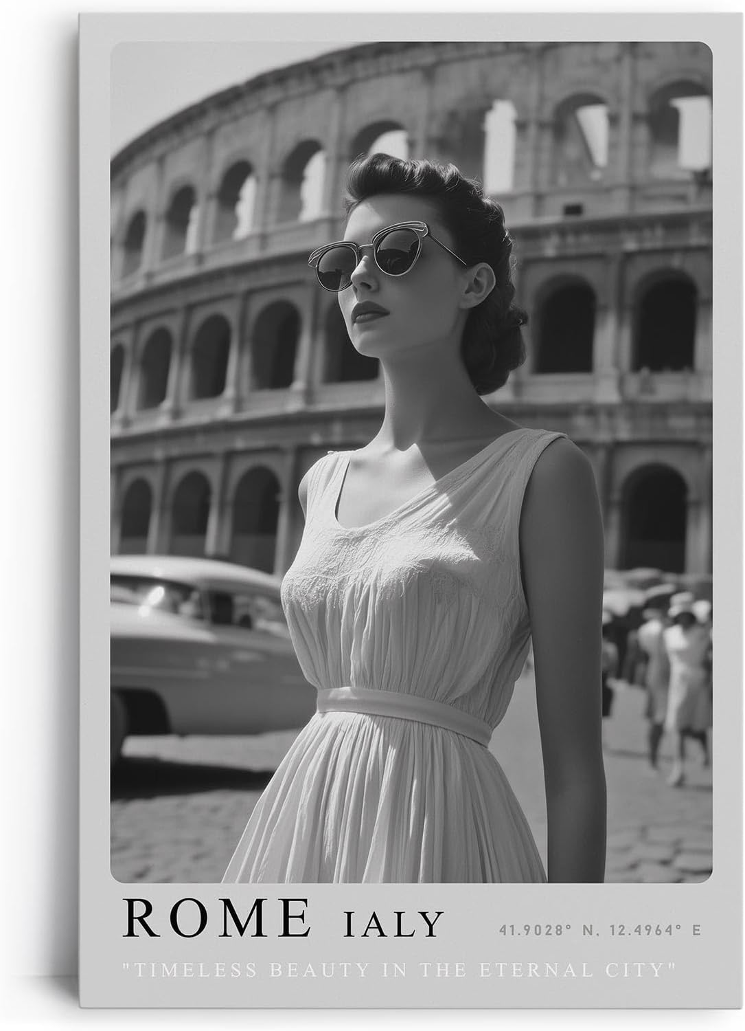 Paul Sinus Leinwandbild 40x60cm Leinwandbild Rom Eleganz – Stilvolle Schwarz-Weiß-Fotografie mit zeitloser Frau vor dem Kolosseum, italienischer Chic