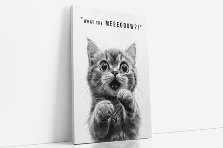 Paul Sinus Poster/Leinwandbild/Rahmenoption – Überraschtes Kätzchen „What the MEEEOOOOW?!“ – Lustige WC-Deko für dein Badezimmer