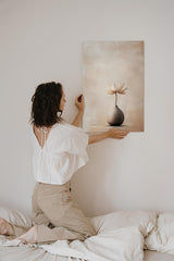 Paul Sinus 60x90cm Wandbild Zarte Eleganz in Beige – Minimalistisches Blumenmotiv mit ruhiger Ausstrahlung für stilvolle Räume