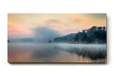 Sinus Art Wandbild 120x80cm Sanfter Nebel schwebt über dem stillen Wasser vor bewaldeter Uferlinie