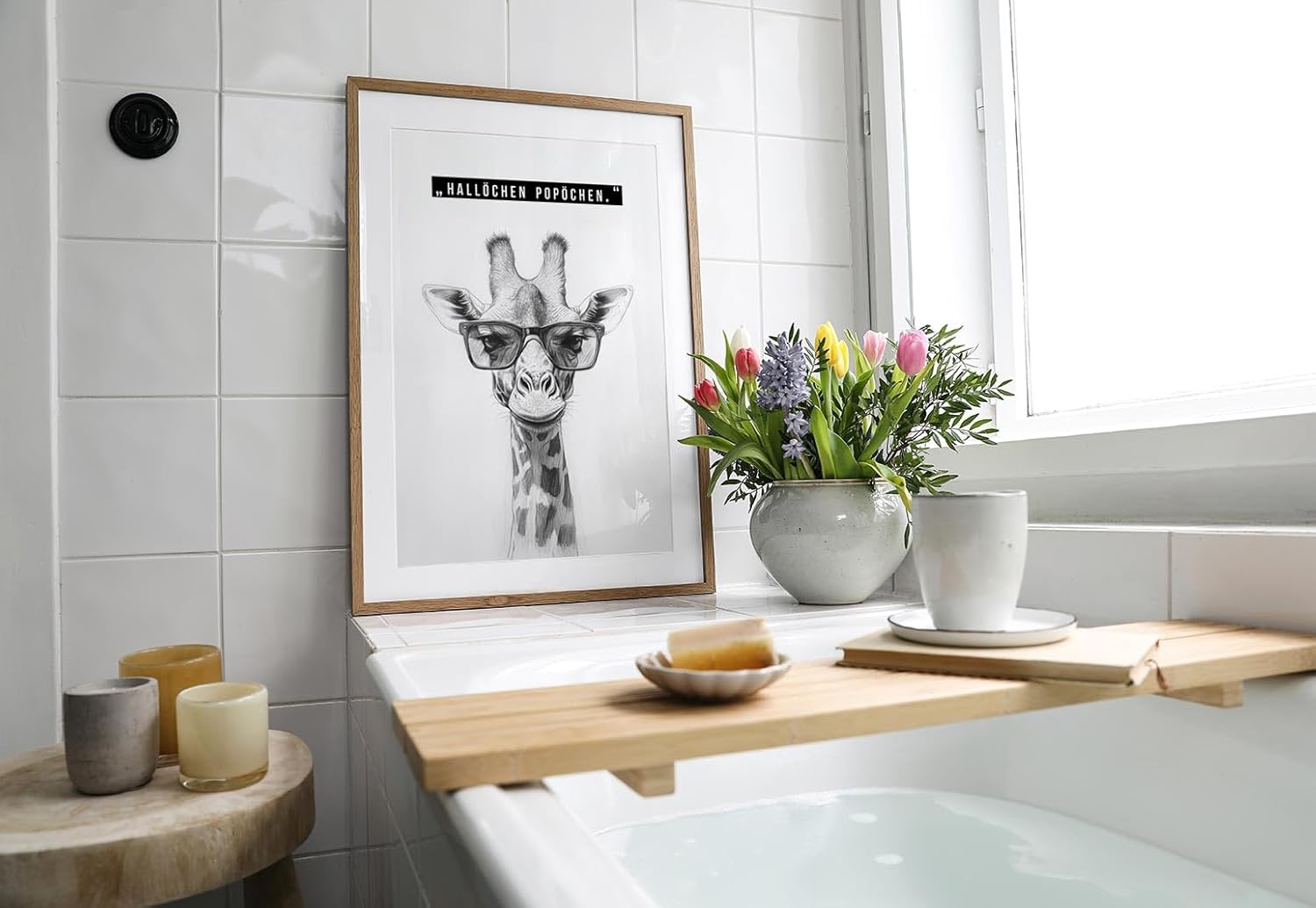 Paul Sinus Poster/Leinwandbild/Rahmenoption – Giraffe mit Brille „Hallöchen Popöchen“ – Lustige WC-Deko für dein Badezimmer