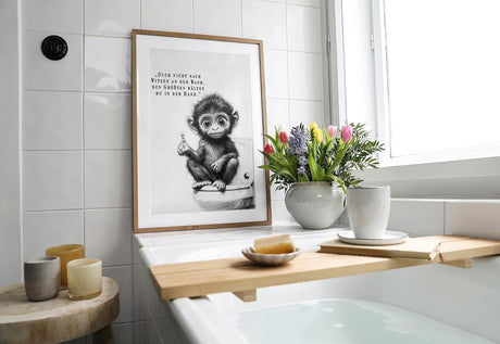 Paul Sinus Poster/Leinwandbild/Rahmenoption – Frecher Affe auf Toilette „Such nicht nach Witzen…“ – Lustige WC-Deko für dein Badezimmer