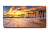 Sinus Art Wandbild 120x80cm Dramatische Szene mit bewegtem Wasser und historischem Holzsteg bei Sonnenuntergang