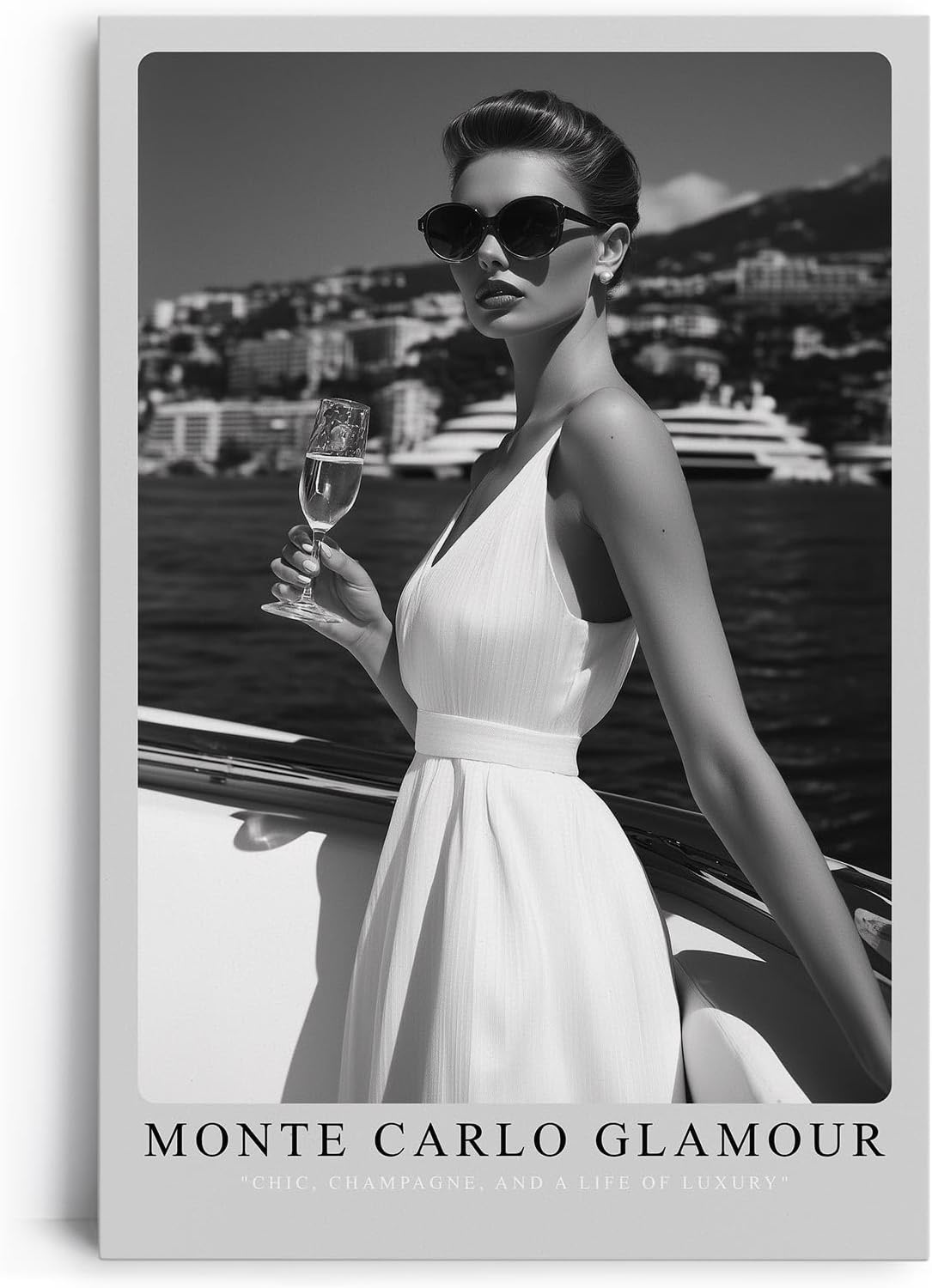 Paul Sinus Leinwandbild 80x120cm Leinwandbild Monte Carlo Glamour – Stilvolle Schwarz-Weiß-Fotografie einer eleganten Frau mit Champagner auf einer Yacht