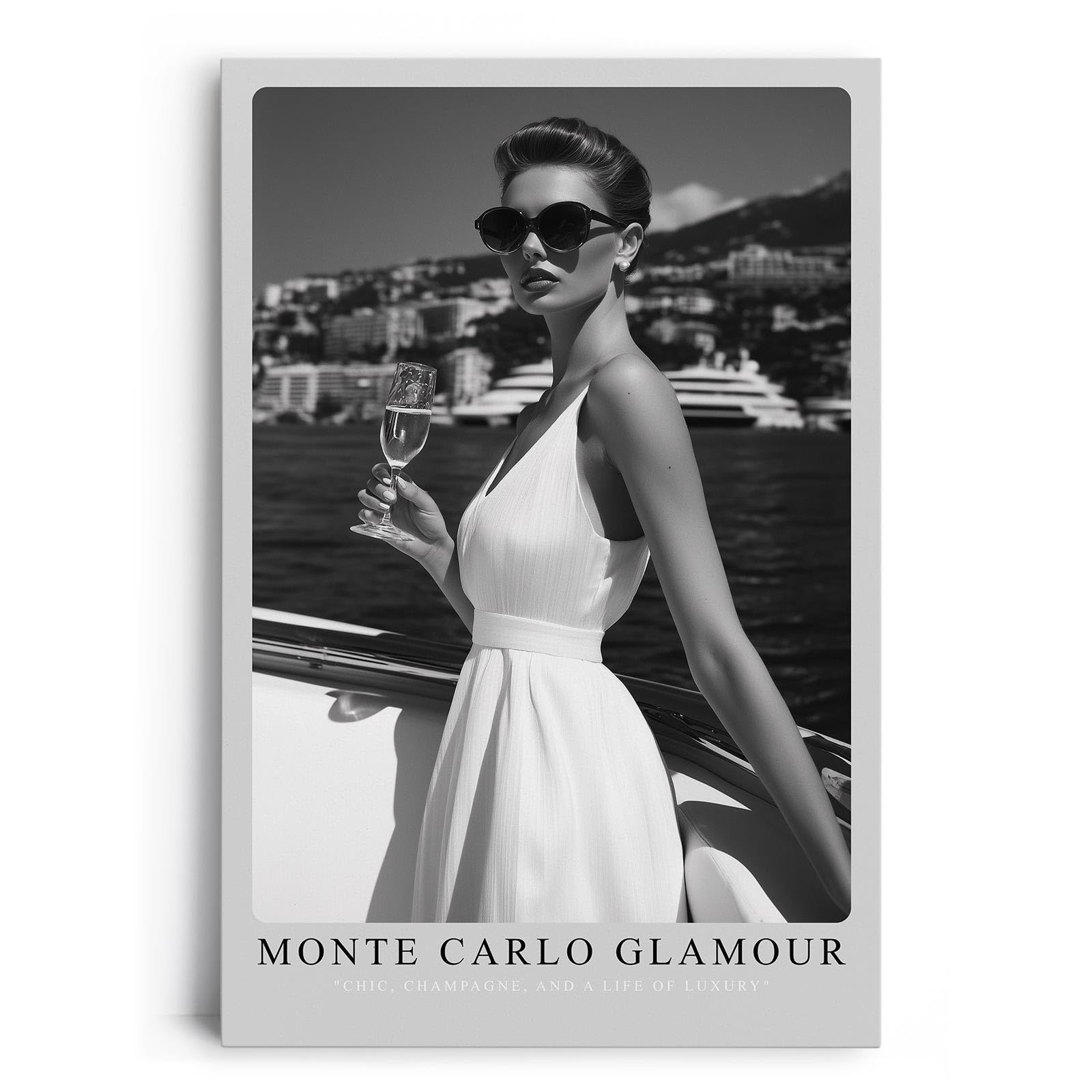 Paul Sinus Leinwandbild 80x120cm Leinwandbild Monte Carlo Glamour – Stilvolle Schwarz-Weiß-Fotografie einer eleganten Frau mit Champagner auf einer Yacht
