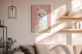 Paul Sinus Wandbild in 40x60cm The Fluffy Chewer – Verspielte Darstellung eines weißen Alpakas mit Kaugummiblase vor pastellrosa Hintergrund