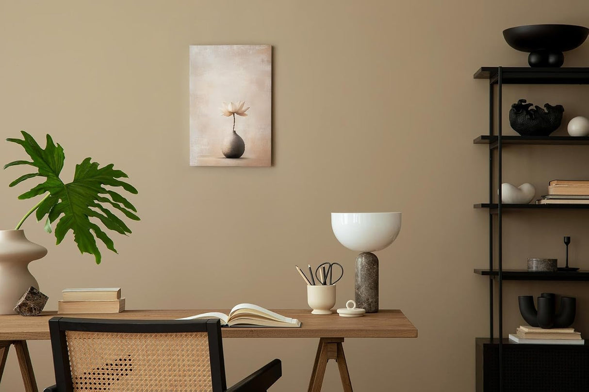 Paul Sinus 60x90cm Wandbild Zarte Eleganz in Beige – Minimalistisches Blumenmotiv mit ruhiger Ausstrahlung für stilvolle Räume