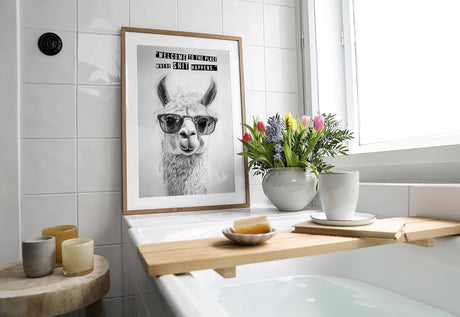 Paul Sinus Poster/Leinwandbild/Rahmenoption Lustiges Lamabild – Coole Klo-Deko fürs Gäste-WC – Perfekt für Humorvolle