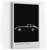 Paul Sinus Kunstdruck 40x60cm Jaguar E Type – Klassischer Sportwagen in Schwarz-Weiß auf tiefschwarzem Hintergrund in Seitenansicht