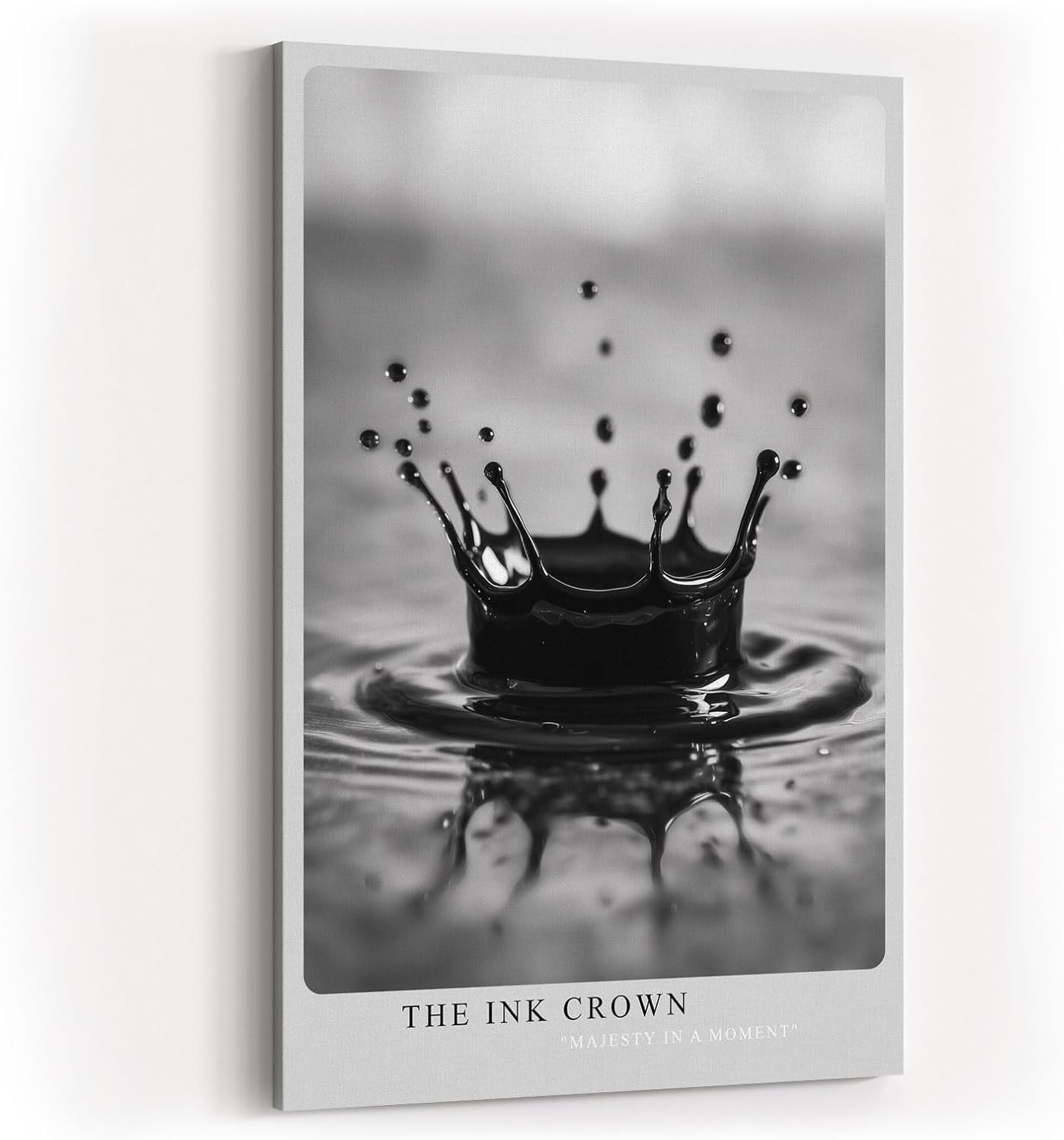 Paul Sinus Wandbild in 40x60cm The Ink Crown – Schwarz-Weiß-Aufnahme einer Wasserkrone im Moment des Aufpralls