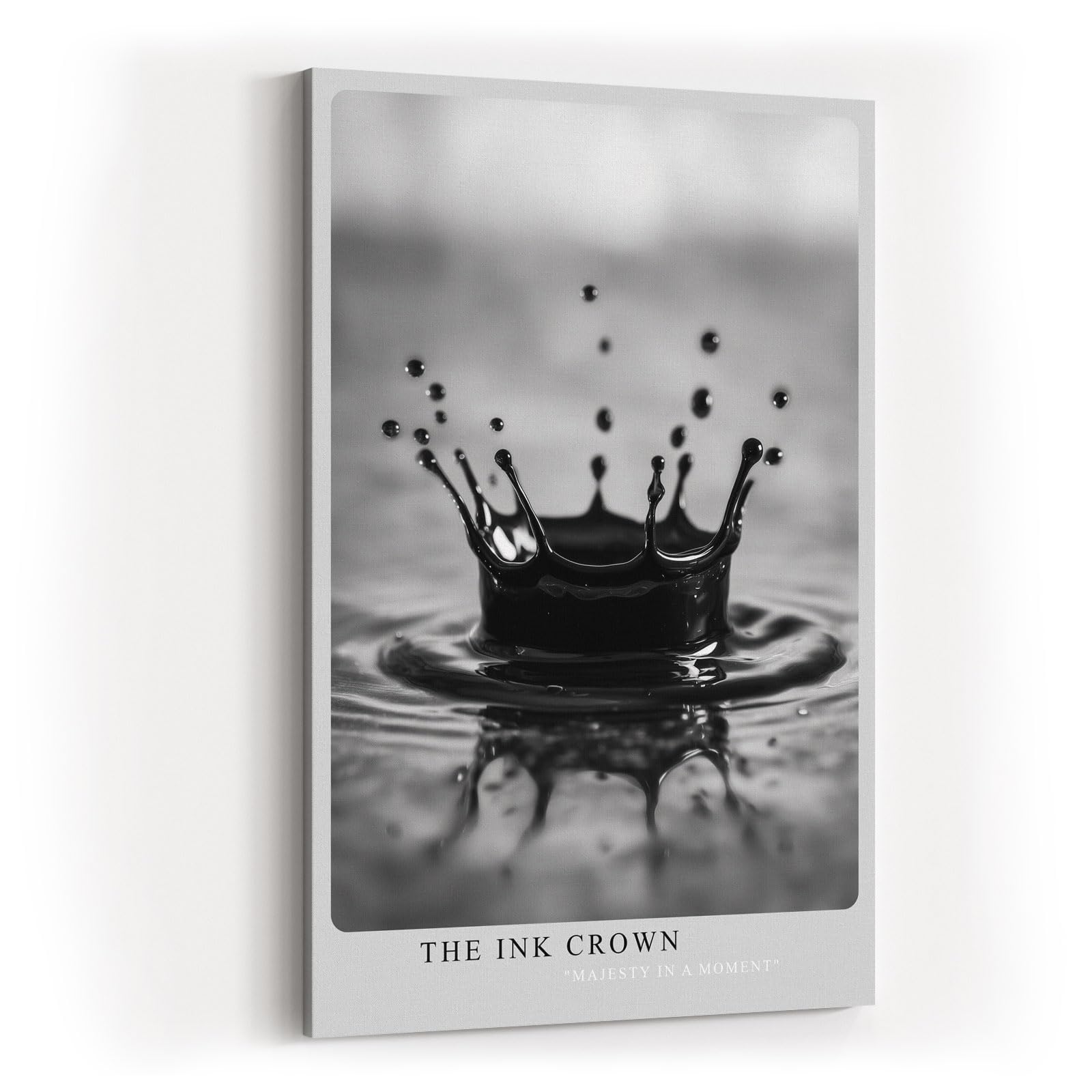 Paul Sinus Wandbild in 40x60cm The Ink Crown – Schwarz-Weiß-Aufnahme einer Wasserkrone im Moment des Aufpralls