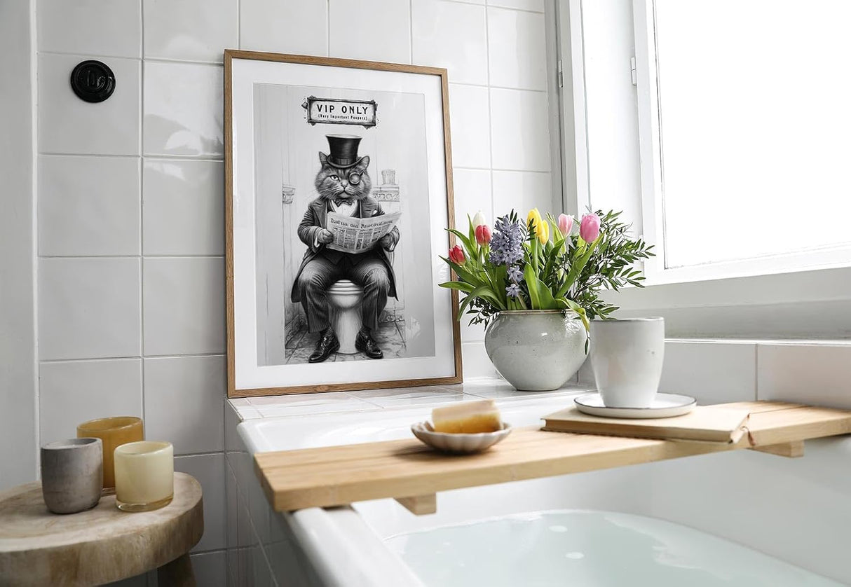 Paul Sinus Poster/Leinwandbild/Rahmenoption – Vornehme Katze „VIP ONLY – Very Important Poopers“ – Lustige WC-Deko für dein Badezimmer