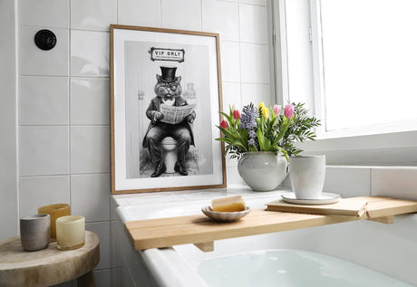 Paul Sinus Poster/Leinwandbild/Rahmenoption – Vornehme Katze „VIP ONLY – Very Important Poopers“ – Lustige WC-Deko für dein Badezimmer