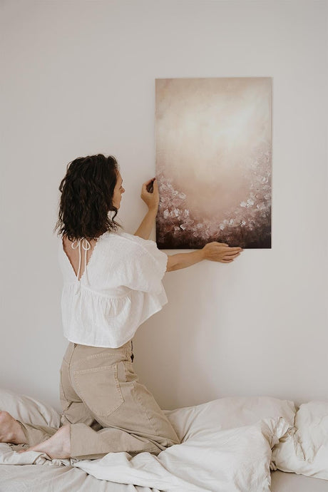 Paul Sinus 60x90cm Wandbild Blütenrahmen in Beige – Zurückhaltende Eleganz mit floraler Tiefe Blume