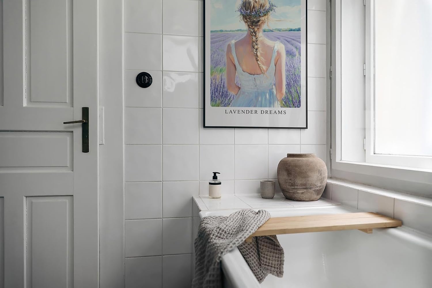 Paul Sinus Leinwandbild 80x120cm romantische Frau im Lavendelfeld mit zartem Blumenkranz – kunstvolles Leinwandbild für stilvolle Raumgestaltung