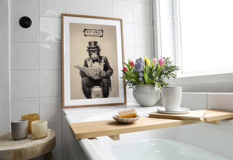 Paul Sinus Poster/Leinwandbild/Rahmenoption – Eleganter Affe „VIP ONLY – Very Important Poopers“ – Lustige WC-Deko für dein Badezimmer