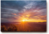 Sinus Art Wandbild 120x80cm Sonnenstrahlen brechen über eine weitläufige Hügellandschaft – beruhigend und lichtvoll