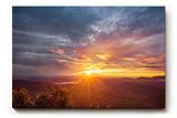 Sinus Art Wandbild 120x80cm Sonnenstrahlen brechen über eine weitläufige Hügellandschaft – beruhigend und lichtvoll