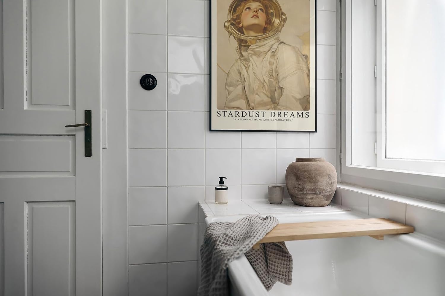 Paul Sinus Leinwandbild 60x90cm Leinwandbild Stardust Dreams – Faszinierende Illustration einer Astronautin mit verträumtem Blick, futuristische Eleganz