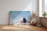 Sinus Art Wandbild 120x80cm Zwei kontrastierende Steine auf Fels in harmonischer Zweisamkeit am ruhigen Wasser