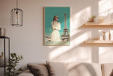 Paul Sinus Wandbild in 40x60cm Paris – elegante Frau in Weiß vor dem Eiffelturm im Retro-Stil