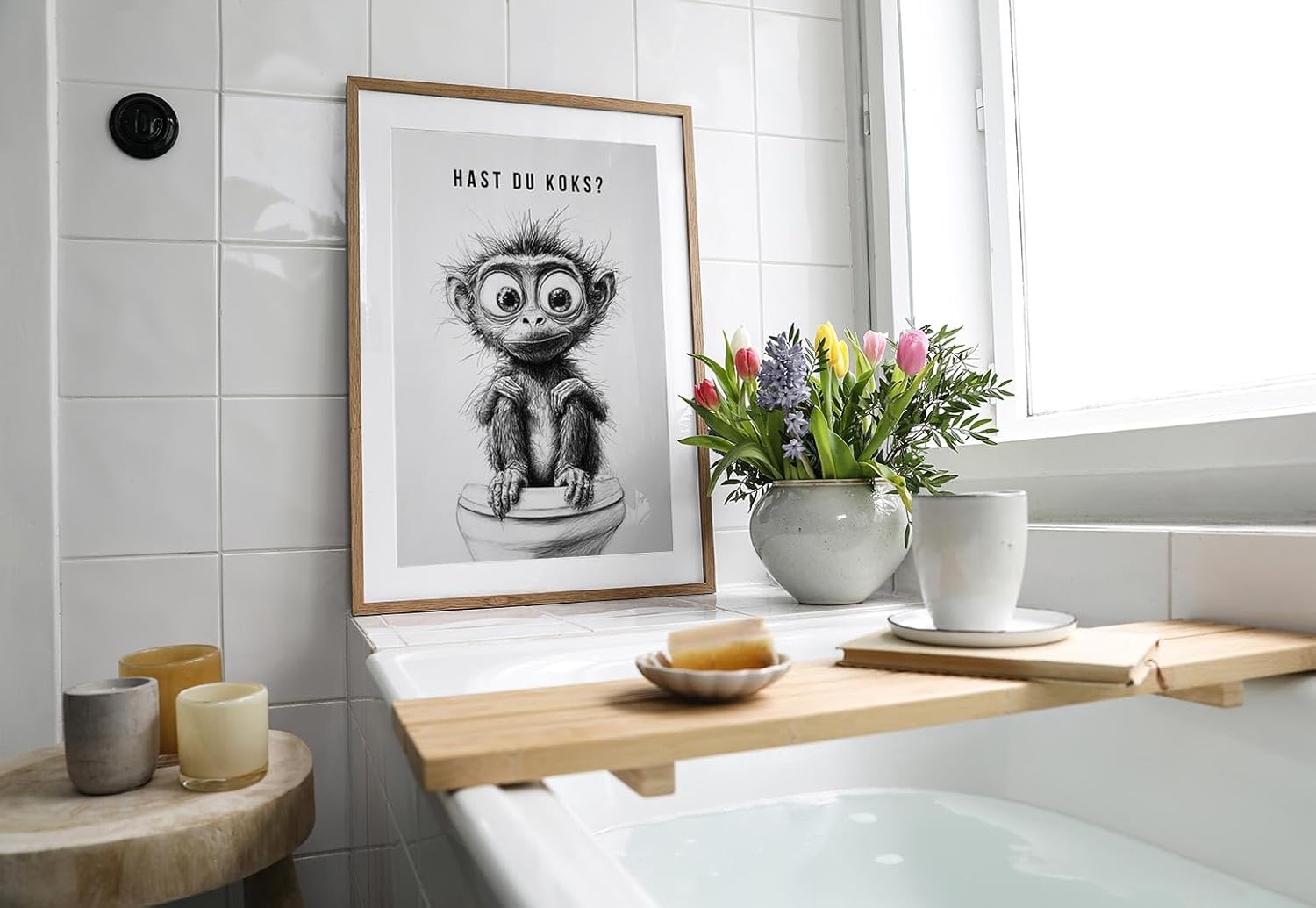 Paul Sinus Poster/Leinwandbild/Rahmenoption – Verrückter Affe auf Toilette „Hast du Koks?“ – Lustige WC-Deko für dein Badezimmer