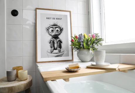 Paul Sinus Poster/Leinwandbild/Rahmenoption – Verrückter Affe auf Toilette „Hast du Koks?“ – Lustige WC-Deko für dein Badezimmer
