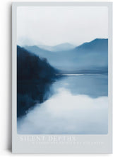 Paul Sinus Leinwandbild 80x120cm Stille Tiefen – Sanfte Berglandschaft mit nebliger Atmosphäre, ruhiger Wasserreflexion und meditativer Wirkung