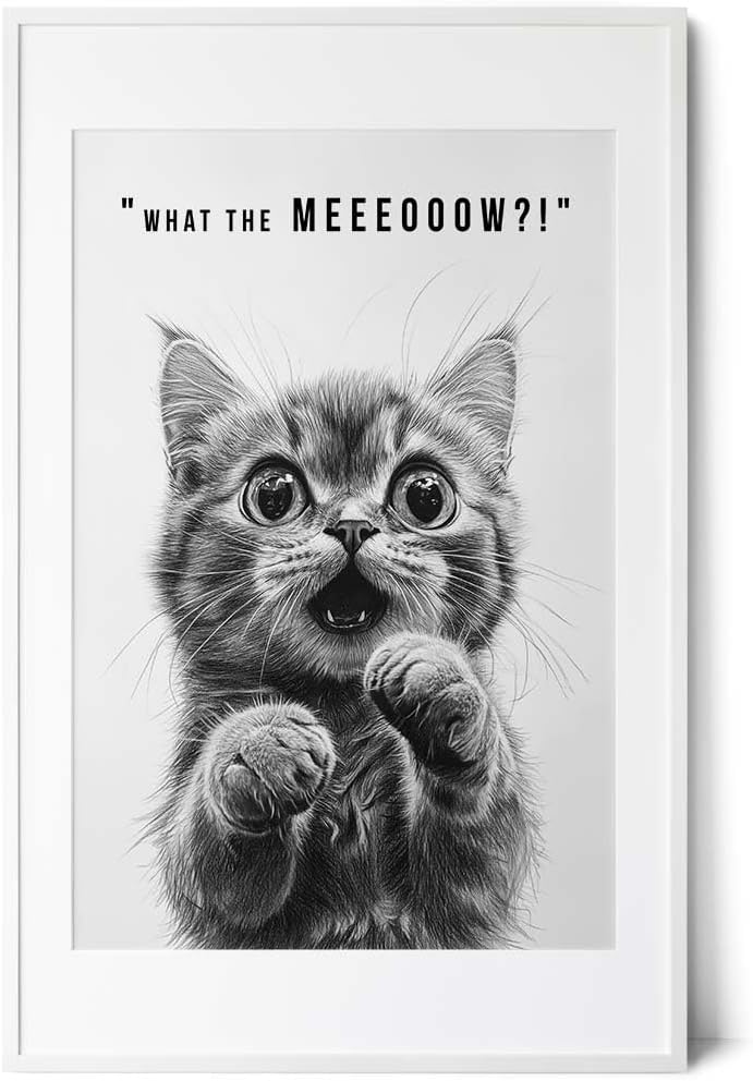 Paul Sinus Poster/Leinwandbild/Rahmenoption – Überraschtes Kätzchen „What the MEEEOOOOW?!“ – Lustige WC-Deko für dein Badezimmer