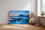 Sinus Art Wandbild 120x80cm Ruhige Bergsilhouette im Dämmerlicht mit glatter Wasseroberfläche in Blautönen