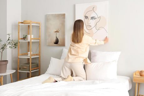 Paul Sinus 60x90cm Wandbild Zarte Eleganz in Beige – Minimalistisches Blumenmotiv mit ruhiger Ausstrahlung für stilvolle Räume