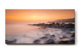 Sinus Art Wandbild 120x80cm Vernebelte Felsküste mit warmem Sonnenlicht – beruhigend und ästhetisch