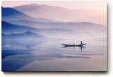 Sinus Art Wandbild 120x80cm Stilles Wasser, Fischerboot und pastellfarbene Hügel – harmonisch, leicht und beruhigend