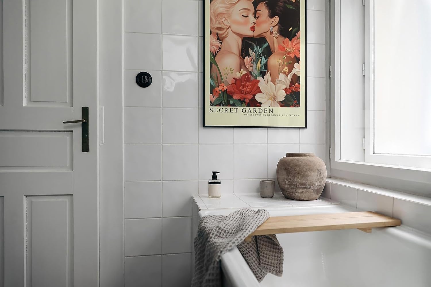 Paul Sinus Leinwandbild 80x120cm Geheimer Garten – Ausdrucksstarke Illustration zweier Frauen in inniger Verbindung, umgeben von floraler Pracht