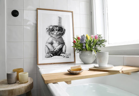 Paul Sinus Poster/Leinwandbild/Rahmenoption – Lustiger Affe mit Klopapierhut – Witzige WC-Deko für dein Badezimmer