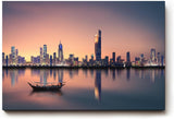 Sinus Art Wandbild 120x80cm Städtische Skyline in der Dämmerung mit reflektierendem Wasser und ruhigem Boot – kontrastreich und elegant