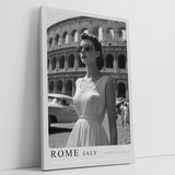 Paul Sinus Leinwandbild 40x60cm Leinwandbild Rom Eleganz – Stilvolle Schwarz-Weiß-Fotografie mit zeitloser Frau vor dem Kolosseum, italienischer Chic