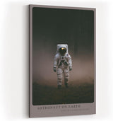 Paul Sinus Wandbild in 40x60cm Astronaut on Earth – Astronaut in nebeliger Waldlandschaft
