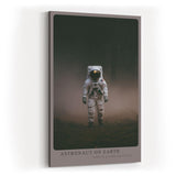 Paul Sinus Wandbild in 40x60cm Astronaut on Earth – Astronaut in nebeliger Waldlandschaft