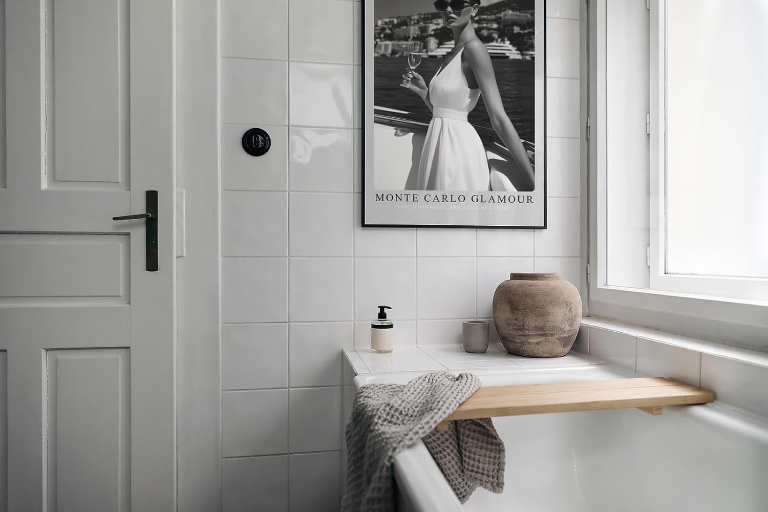 Paul Sinus Leinwandbild 80x120cm Leinwandbild Monte Carlo Glamour – Stilvolle Schwarz-Weiß-Fotografie einer eleganten Frau mit Champagner auf einer Yacht