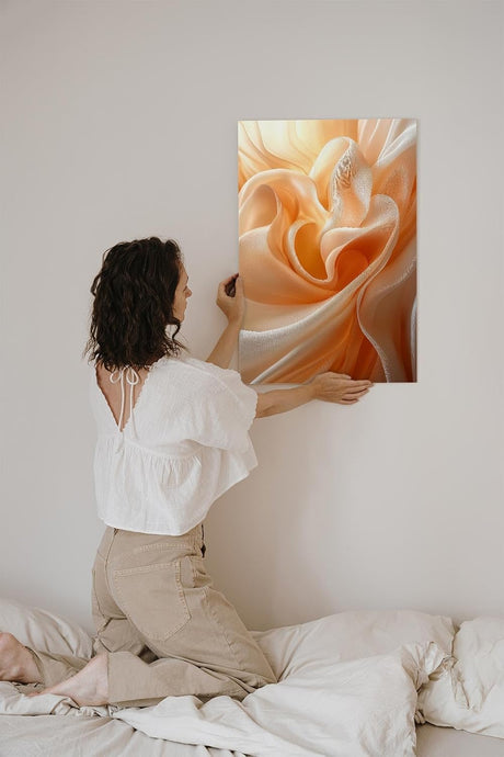 Paul Sinus 60x90cm Wandbild Fließende Blütenseide in Apricot – Sinnliche Wandkunst mit floraler Tiefe Blume