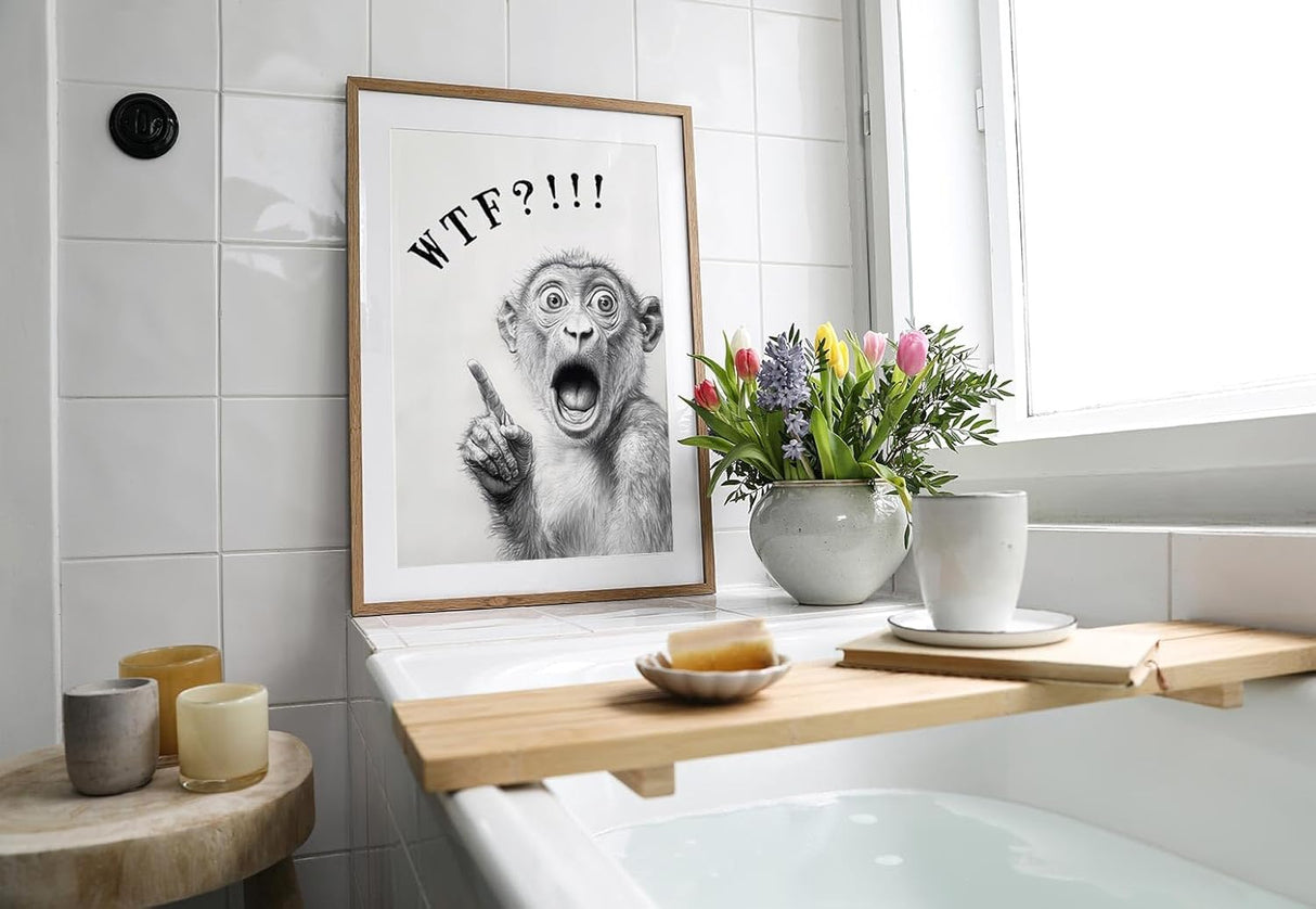 Paul Sinus Poster/Leinwandbild/Rahmenoption – Schockierter Affe „WTF?!“ – Lustige WC-Deko für dein Badezimmer
